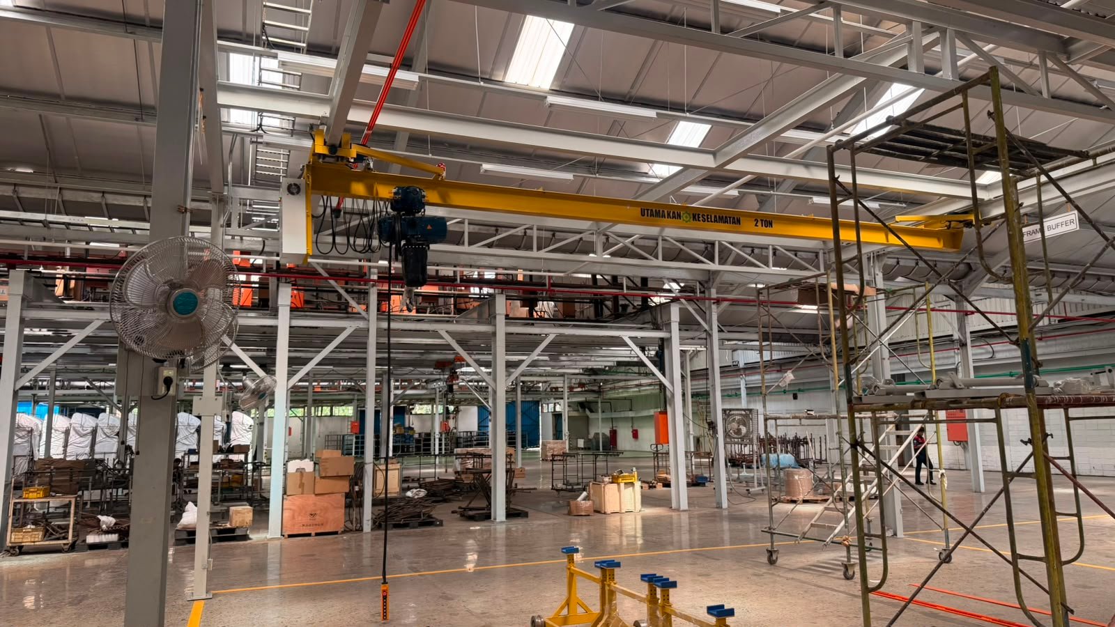 Crane dan struktur pada area produksi